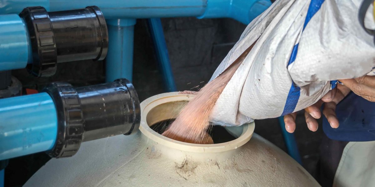 CHANGING_FILTER_SAND_2-min