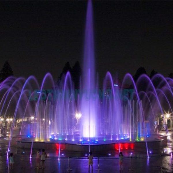 den-led-dai-phun-nuoc-7-533x400-1